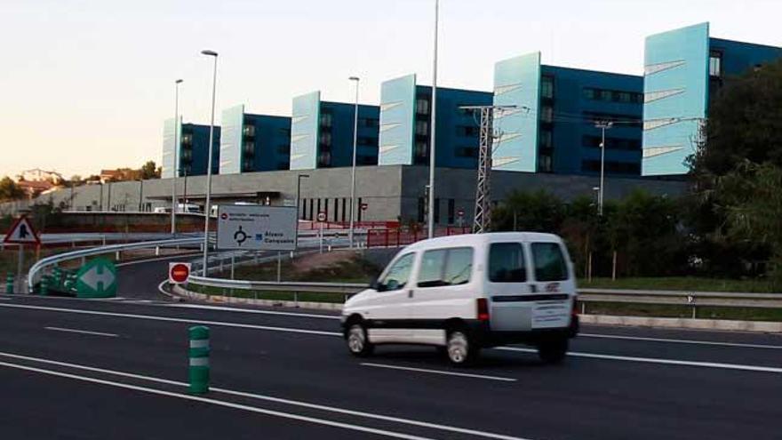 Uno de los accesos al hospital desde Clara Campoamor. // R. Grobas