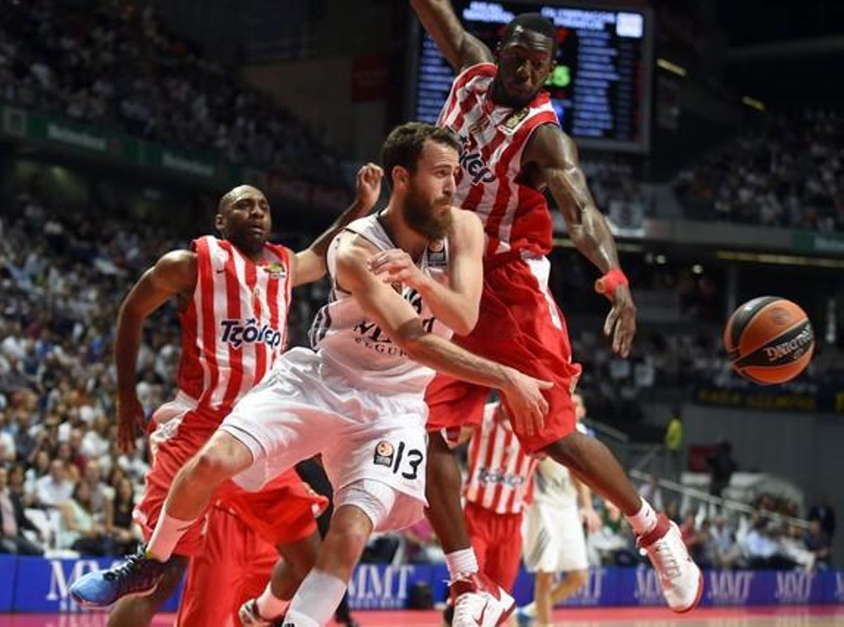 El madridista Sergio Rodríguez esquiva l’assetjament de Bryant Dunston (dreta), de l’Olympiacos.