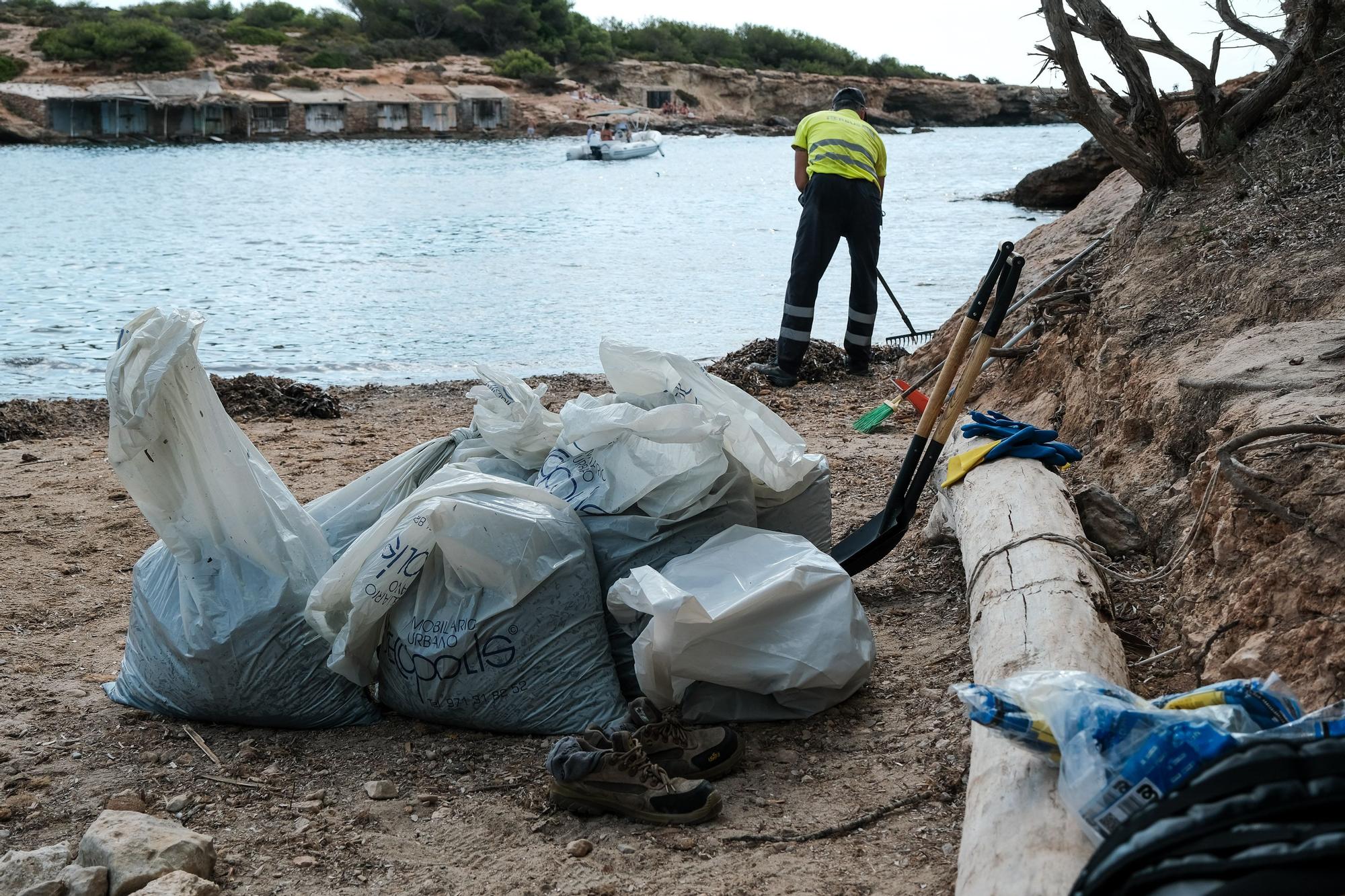 Limpieza de los restos del yate hundido en Ibiza