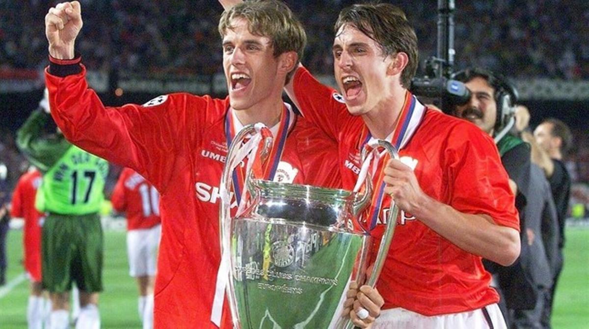 Els germans Phil (esquerra) i Gary Neville, amb la Champions que van guanyar amb el Manchester United al Camp Nou contra el Bayern, el maig de 1999