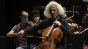 Mischa Maisky durante un ensayo con la Orquesta Camera Musicae este viernes en Tarragona. 