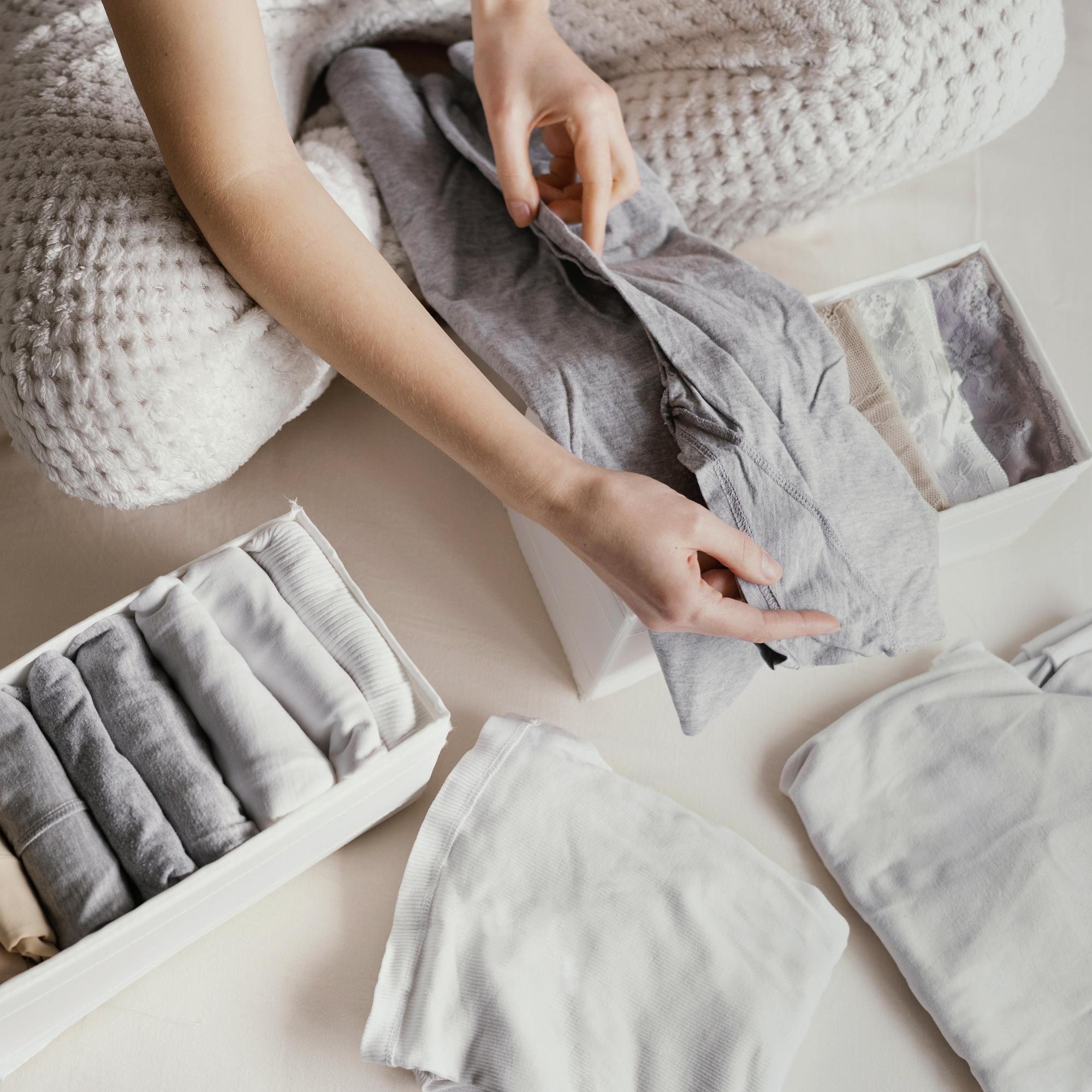 El método de Marie Kondo para doblar camisetas de forma perfecta