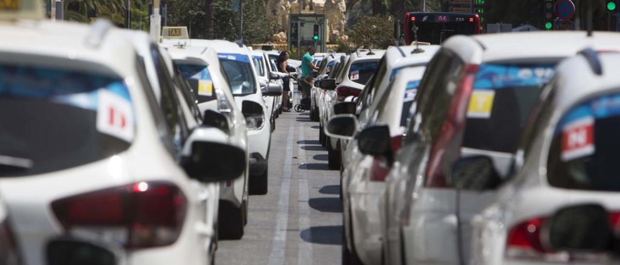 Competencia carga contra las trabas a Uber y Cabify que benefician al taxi