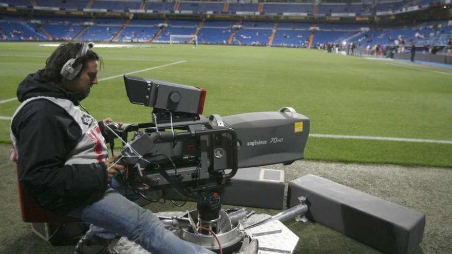 Una cámara de televisión, en el estadio Santiago Bernabéu. // Efe