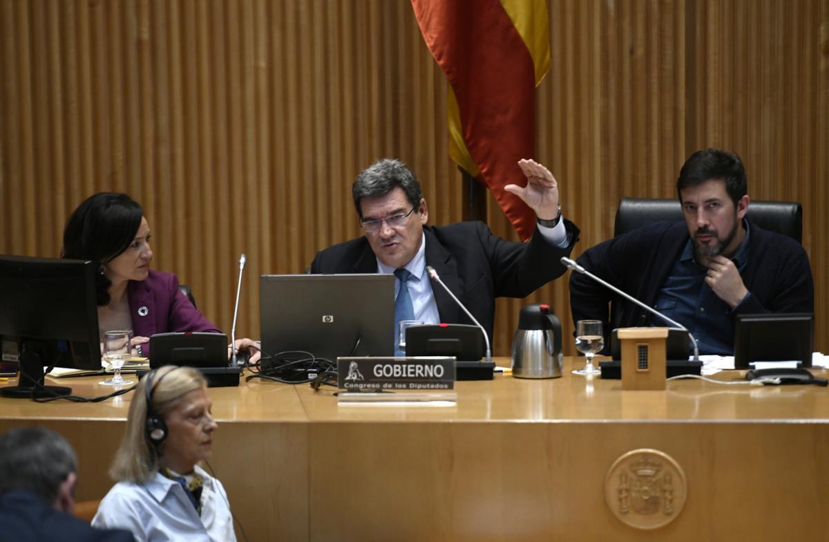 La diputada socialista por Córdoba y vicepresidenta primera de la Comisión de Trabajo del Congreso, Rafaela Crespín (i), junto al ministro de Inclusión, José Luis Escrivá (c), y el presidente del órgano, Antonio Gómez-Reino (d), el pasado 27 de febrero de 2020 en la Cámara baja.