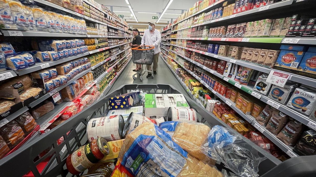 Barcelona 8/6/2022 Tema del día sobre el efecto del alza de los precios en la vida cotidiana. En la foto carro de la compra en un supermercado Fotografía de Ferran Nadeu