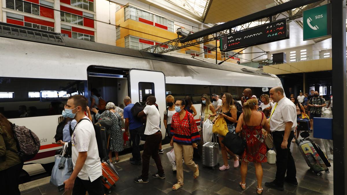 Salida de un tren de Media Distancia de Renfe desde la Estación de Delicias con destino a Valencia, previo paso por Teruel.