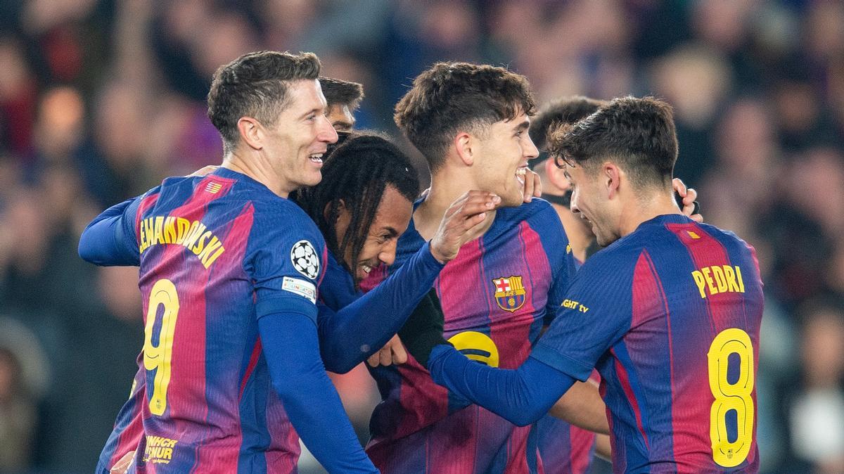 Piña de los jugadores del Barça tras el segundo gol de Koundé.