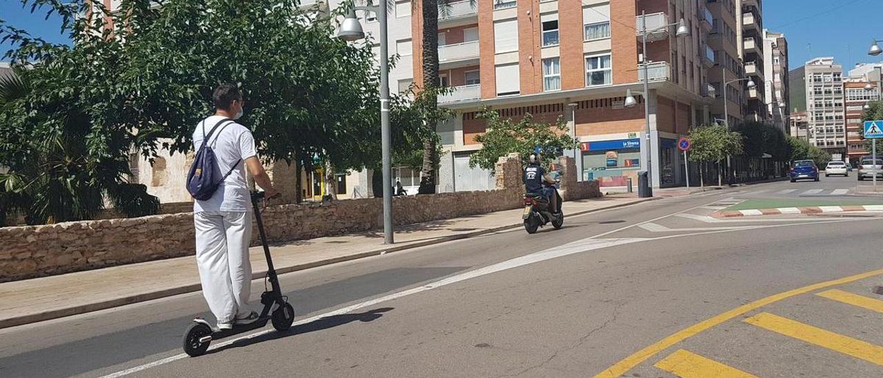 Un usuario circula en patinete por las calles de Vinaròs