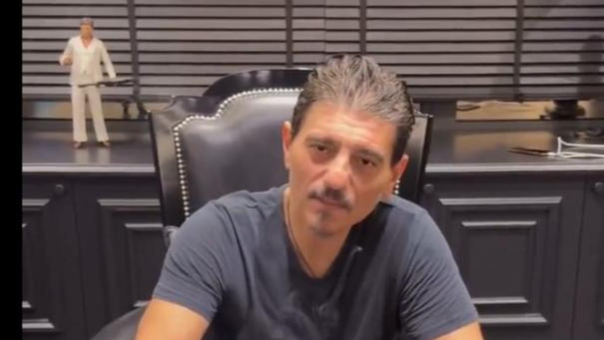 Dimitris Giannakopoulos, presidente del Panathinaikos, en su despacho anunciando el fichaje de Hayes-Davis.