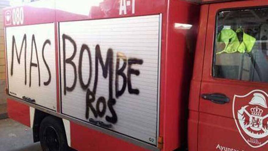 La policía imputa a un bombero de Badajoz las pintadas aparecidas en siete vehículos del parque