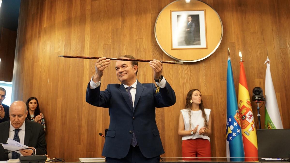 Xosé Crespo con el bastón de mando en el pleno de investidura