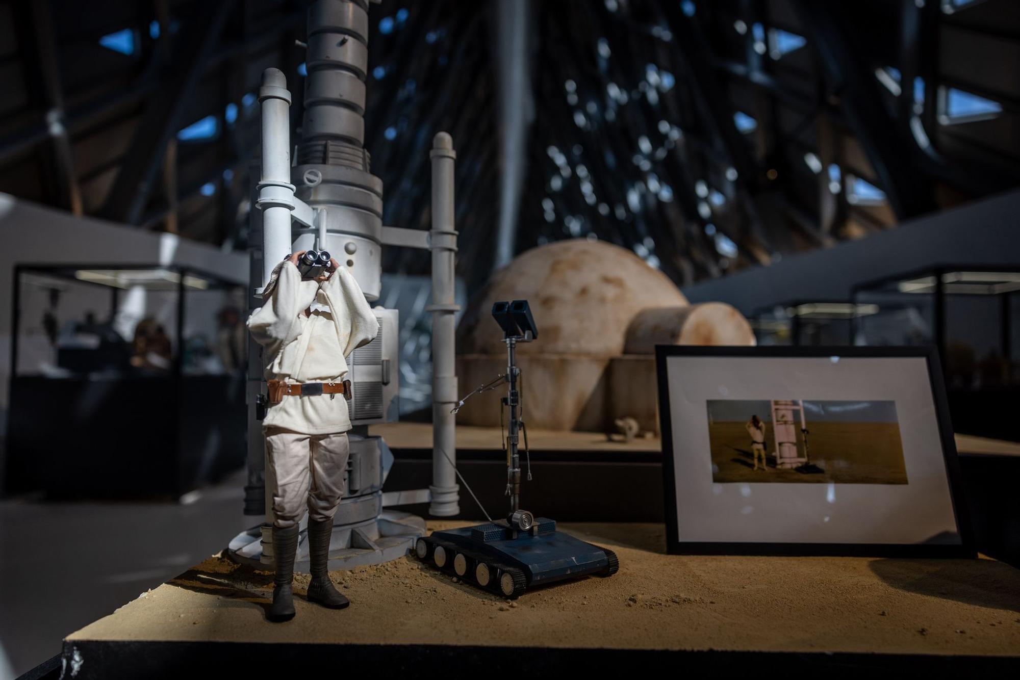 En imágenes | La exposición 'Más allá de la galaxia' llega al Mobility City de Zaragoza