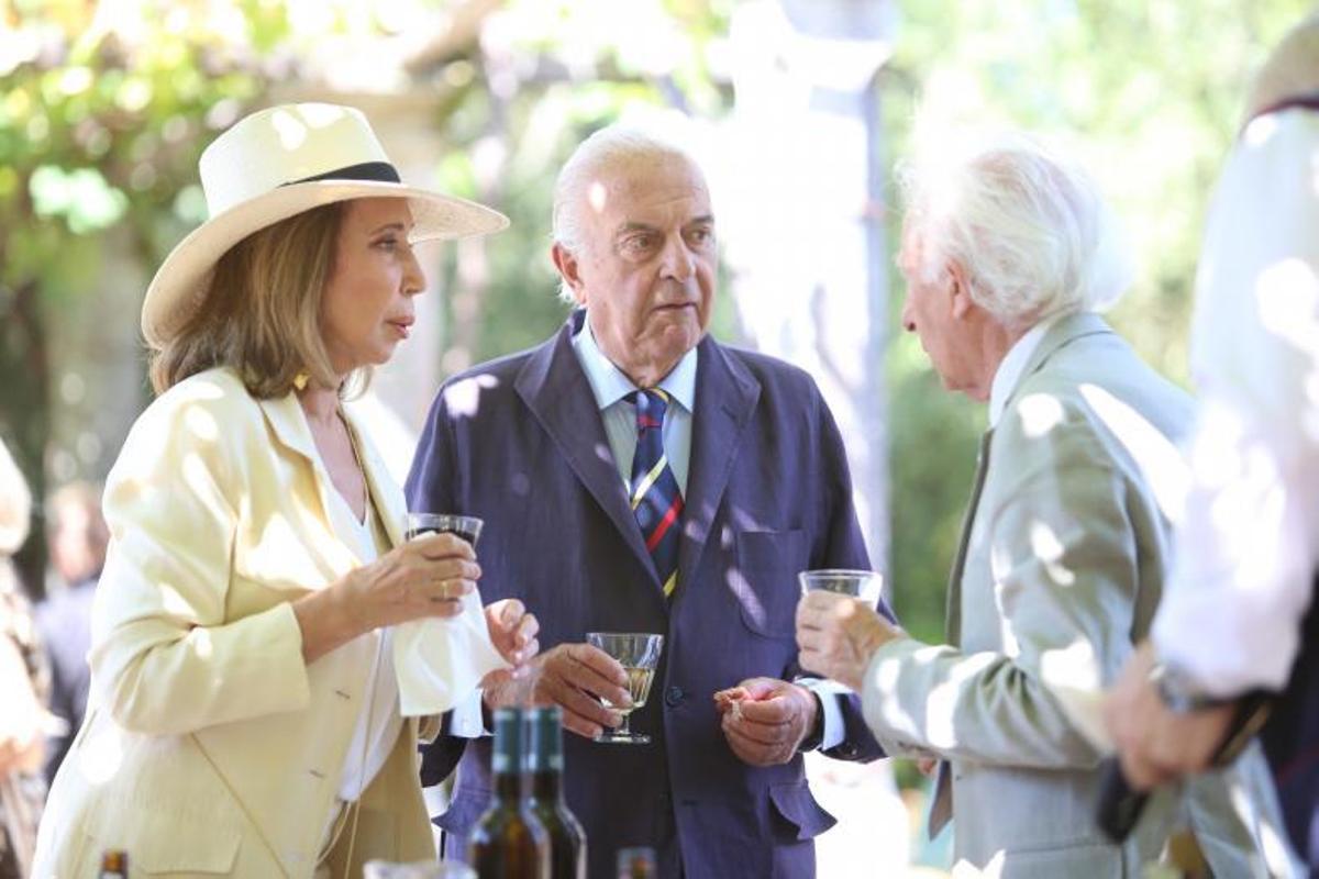 Varios invitados charlan en los jardines del Pazo. | // BERNABÉ/ANA AGRA