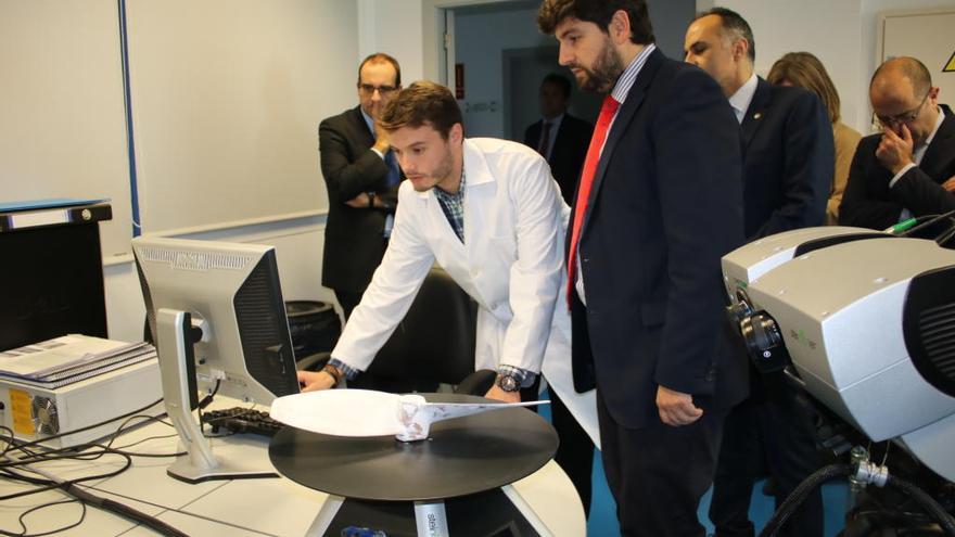 El presidente regional, Fernando López Miras, en una de sus visitas a la Universidad Politécnica de Cartagena (UPCT) para conocer los proyectos de innovación