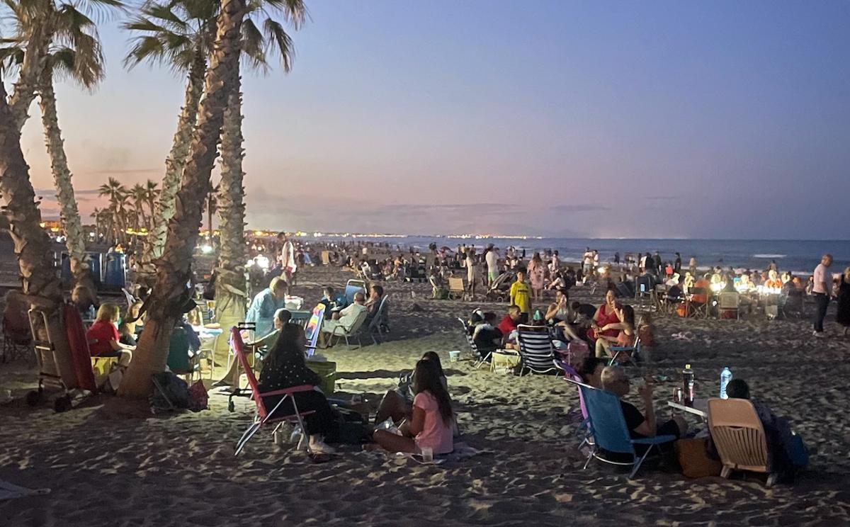 Ambiente durante la noche de Sant Joan en Canet.