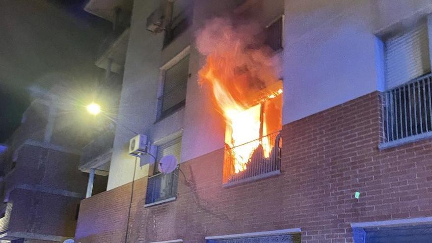 Moment en què les flames sortien per una de les finestres de l&#039;habitatge