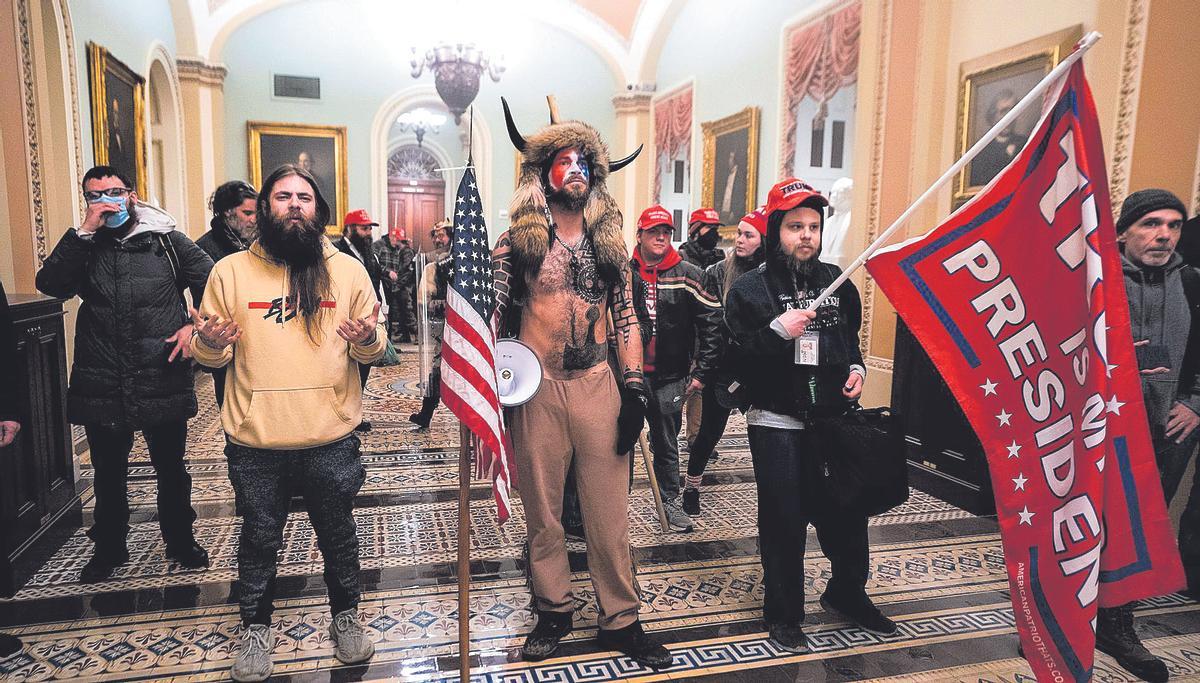 Los asaltantes del Capitolio tratan de aplazar sus casos a la espera de que Trump les indulte