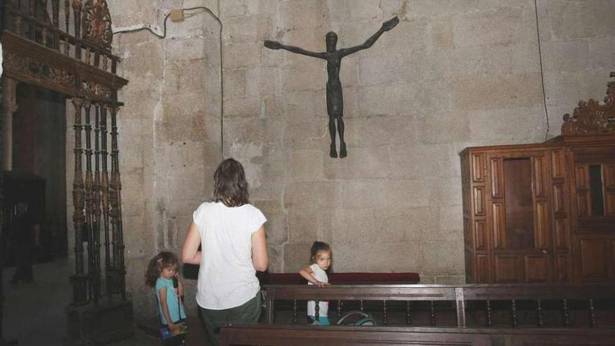 Cristo de Acisclo Manzano, en la Capela das Neves de la Catedral de Ourense. // Iñaki Osorio