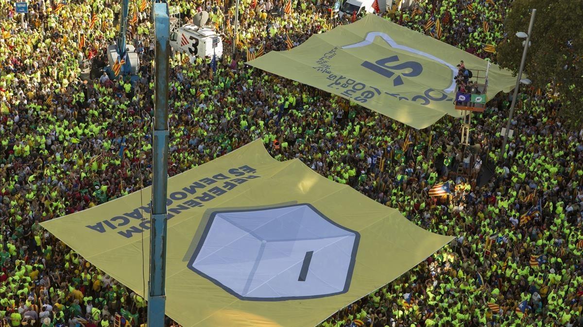 Pancartas de la Diada pel sí en Passeig de Gràcia.