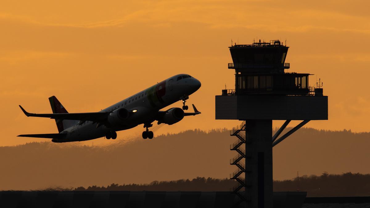 Eine Passagiermaschine startet im letzten Licht des Tages am 19.3. vom Flughafen Frankfurt.