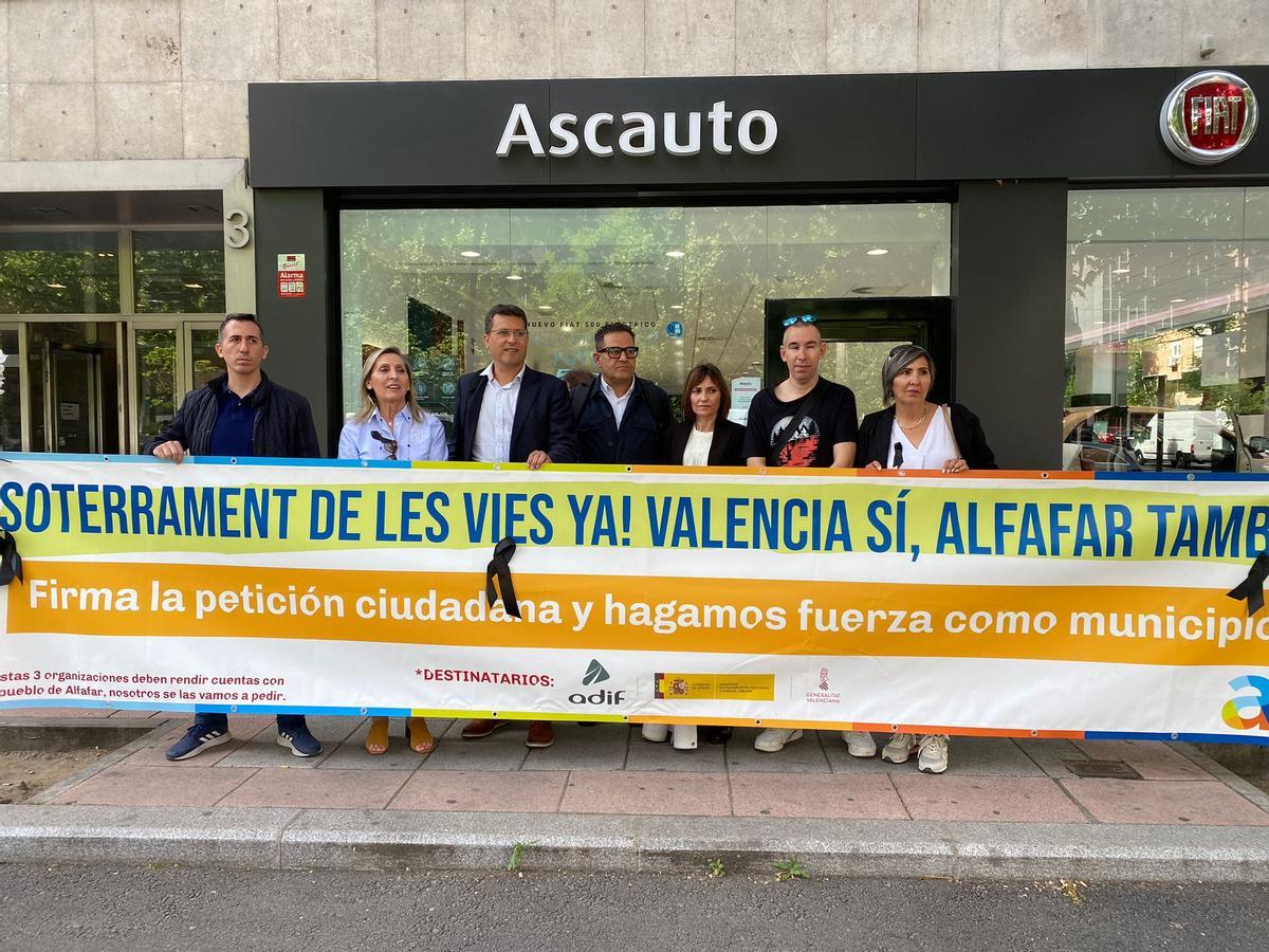 Protesta en Madrid ante Adif por el soterramiento de las vías de Alfafar.