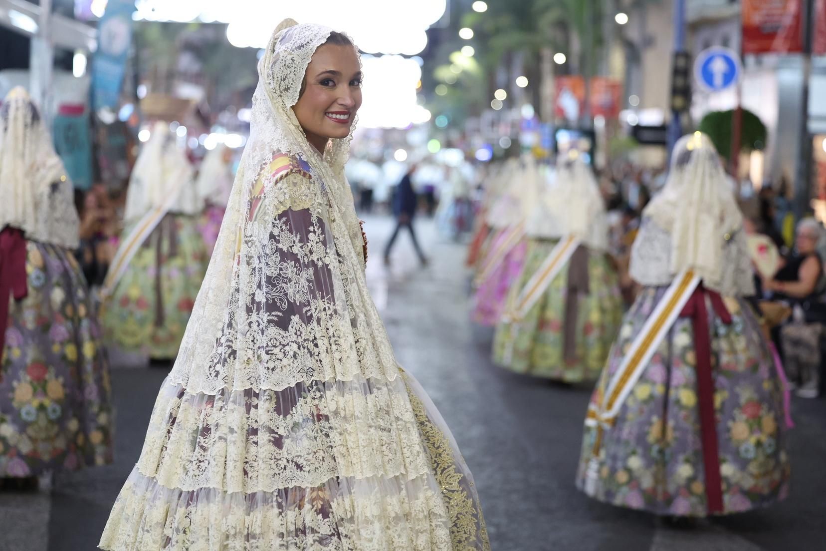 Berta y la corte completan la Ofrenda de Alicante