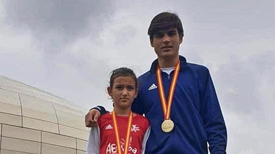 Sara y Rodrigo Sanjurjo con sus medallas, en Cantabria.