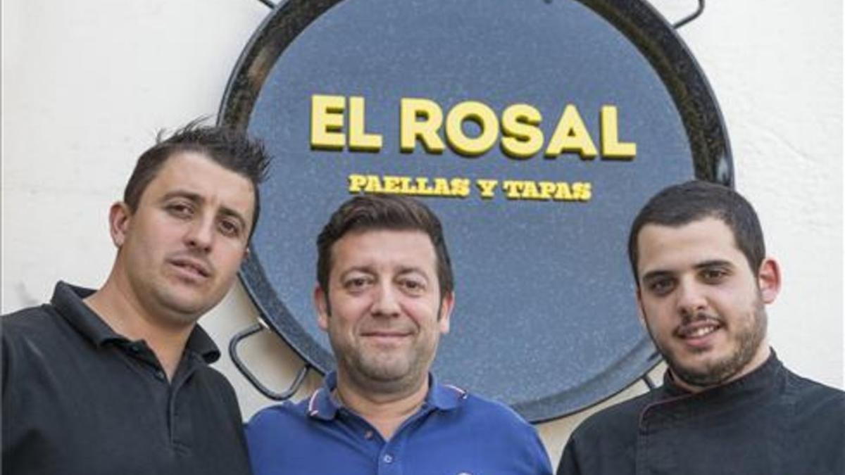 De izquierda a derecha, Patricio García, José Varela y Carlos Allue, en la entrada de El Rosal. Foto: Ferran Sendra
