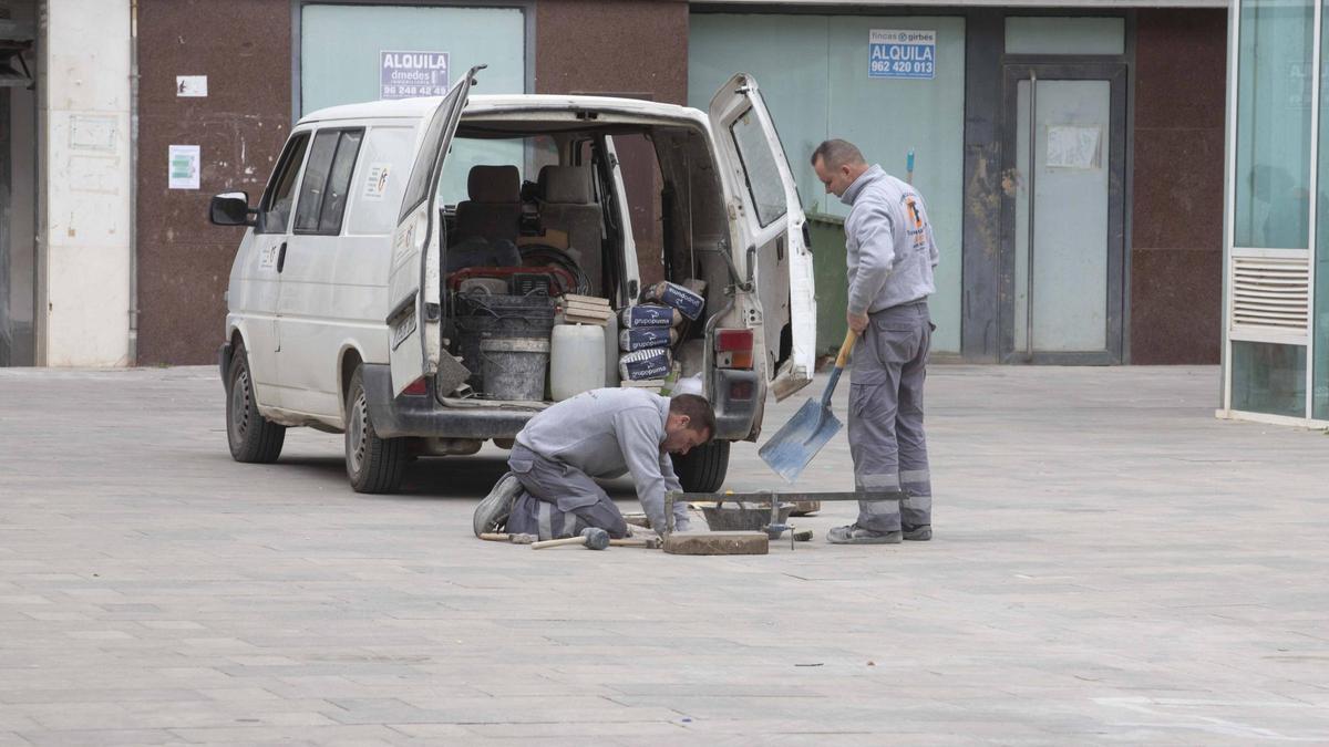 Operarios reparando el pavimento de la Plaça del Mercat, en una imagen de archivo.