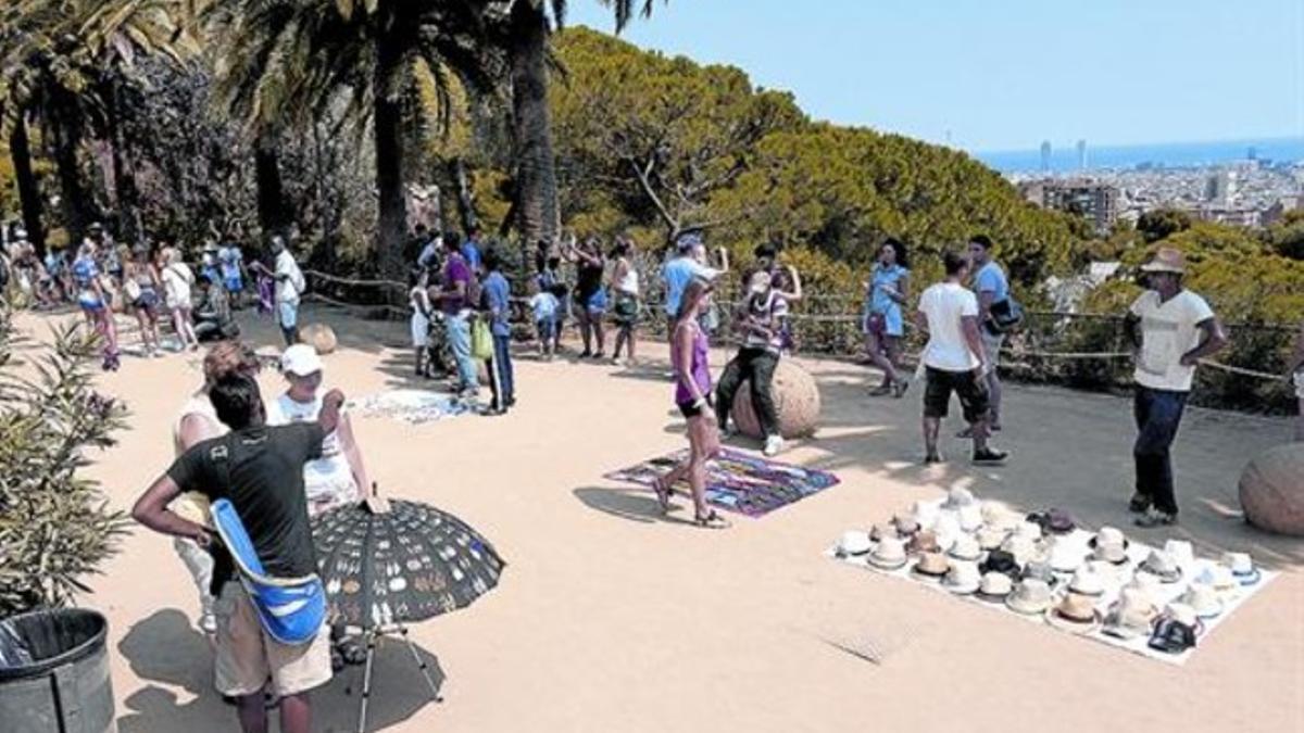 Turistas y manteros en el parque Güell, el 5 de agosto pasado.