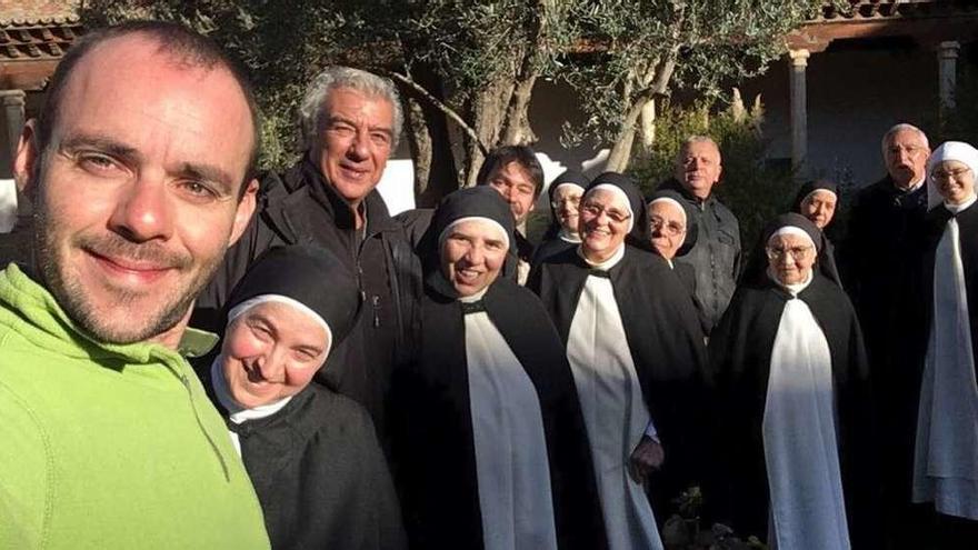 El equipo de grabación del reportaje y las hermanas Dominicas posan en el claustro del convento.