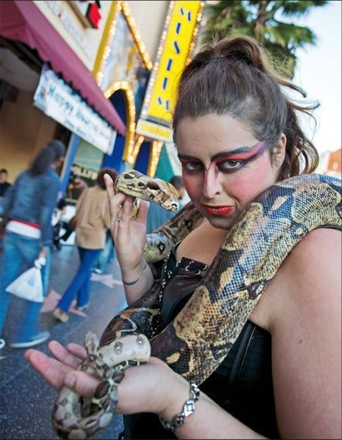 Mujer con una serpiente en Jollywood Boulevard.