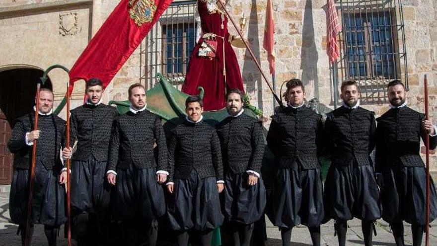 Los cargadores de la Tarasca con sus trajes nuevos.