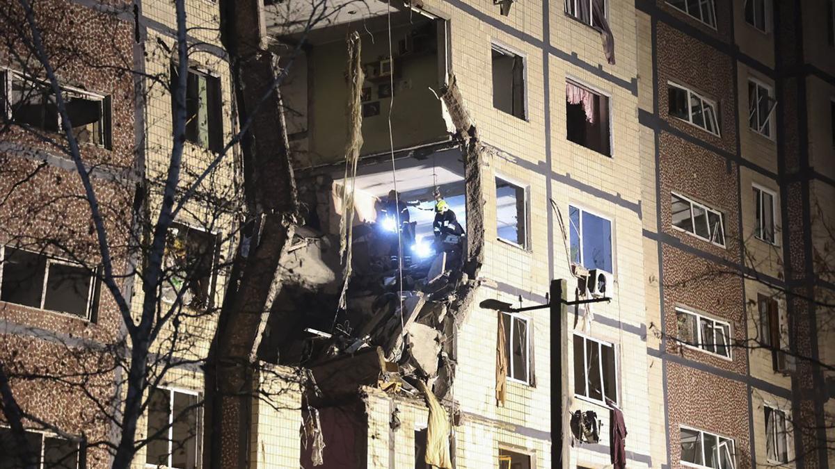 Equipos de rescate ucranianos trabajan tras un ataque ruso contra un edificio residencial en Dnipro, Ucrania, este sábado.