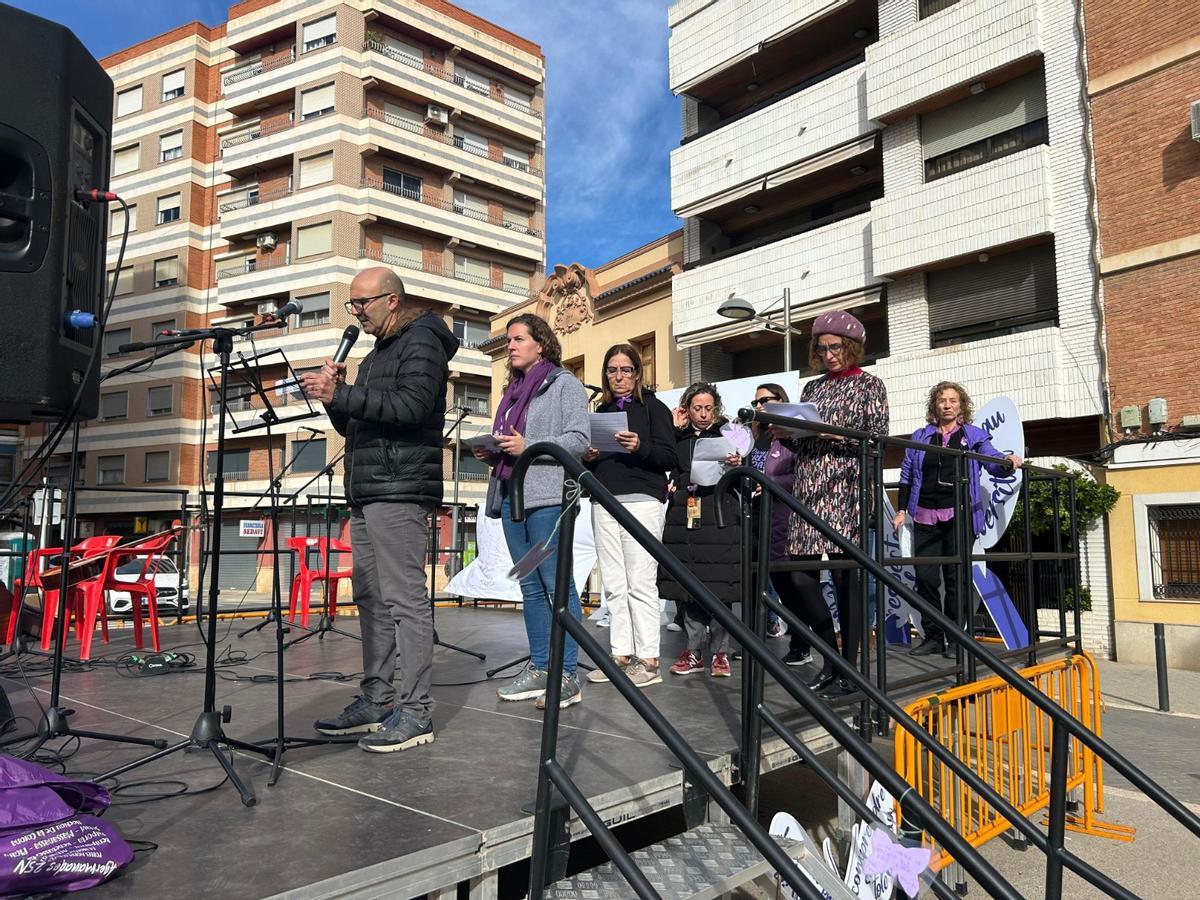 Las concejalas de Igualdad de los ayuntamientos leyeron el manifiesto.