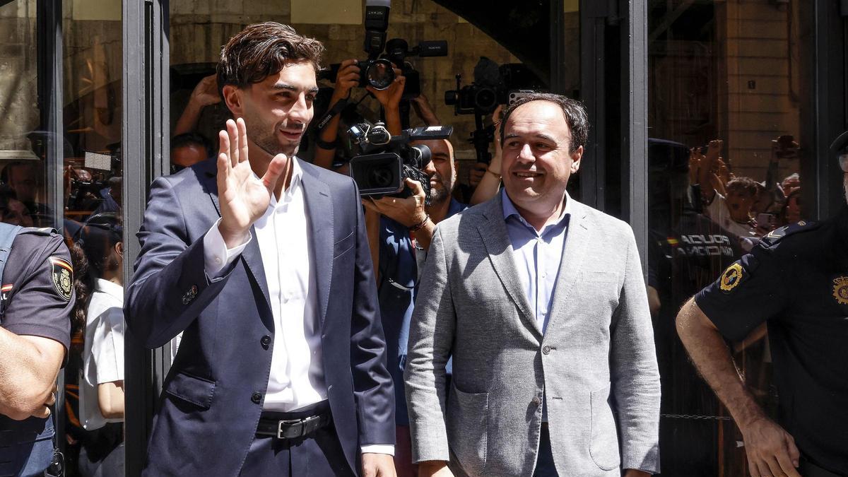 El futbolista Ferran Torres y el 'president' de la Generalitat, Juanfran Pérez Llorca.
