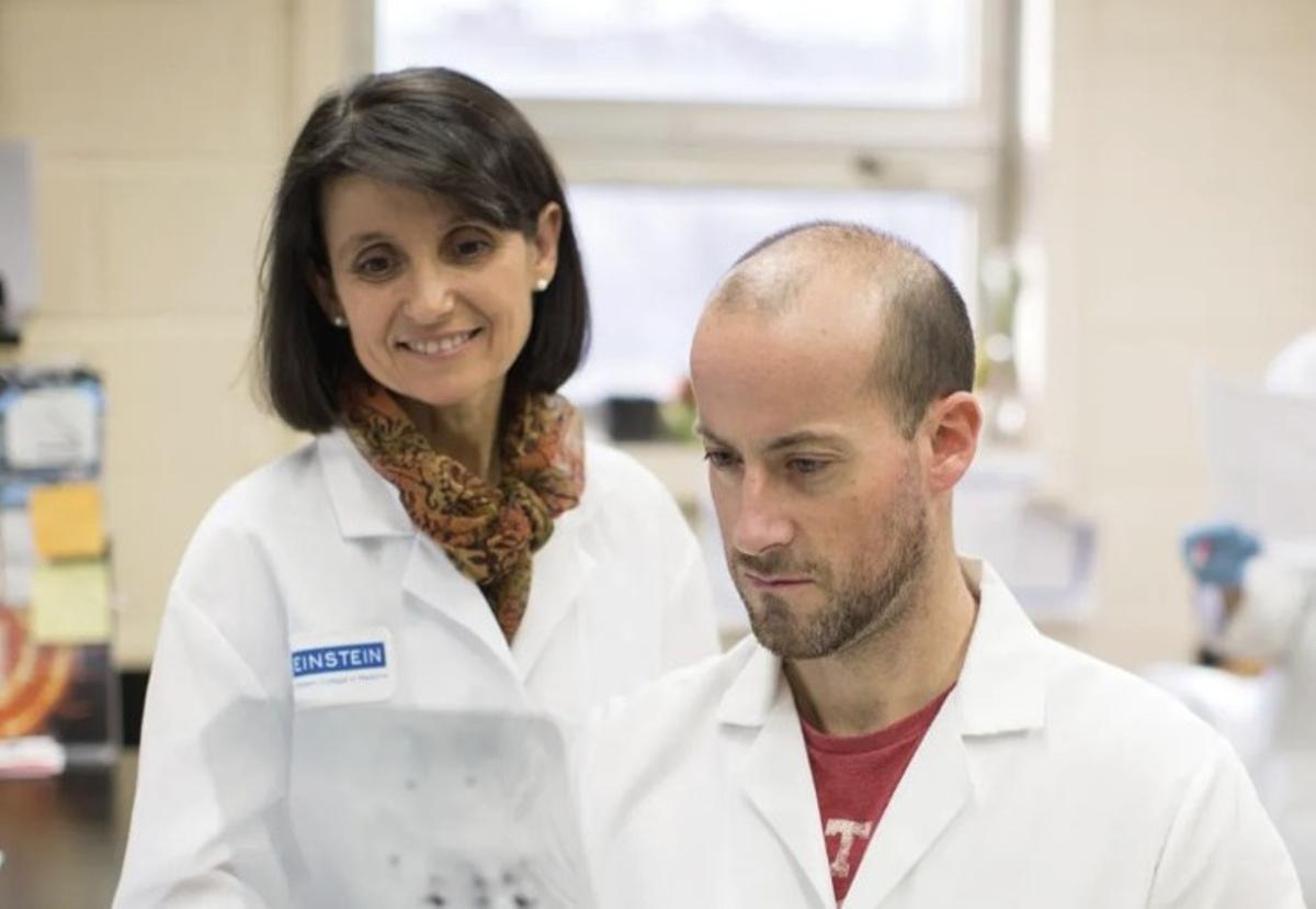 El investigador de la UCO Antonio Díaz, con Ana Maria Cuervo, en una estancia en Nueva York.