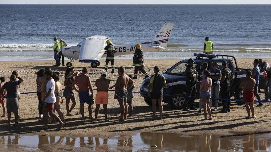 La avioneta fue custodiada por la policía potuguesa. // Efe