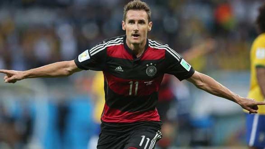 Klose celebra su gol.