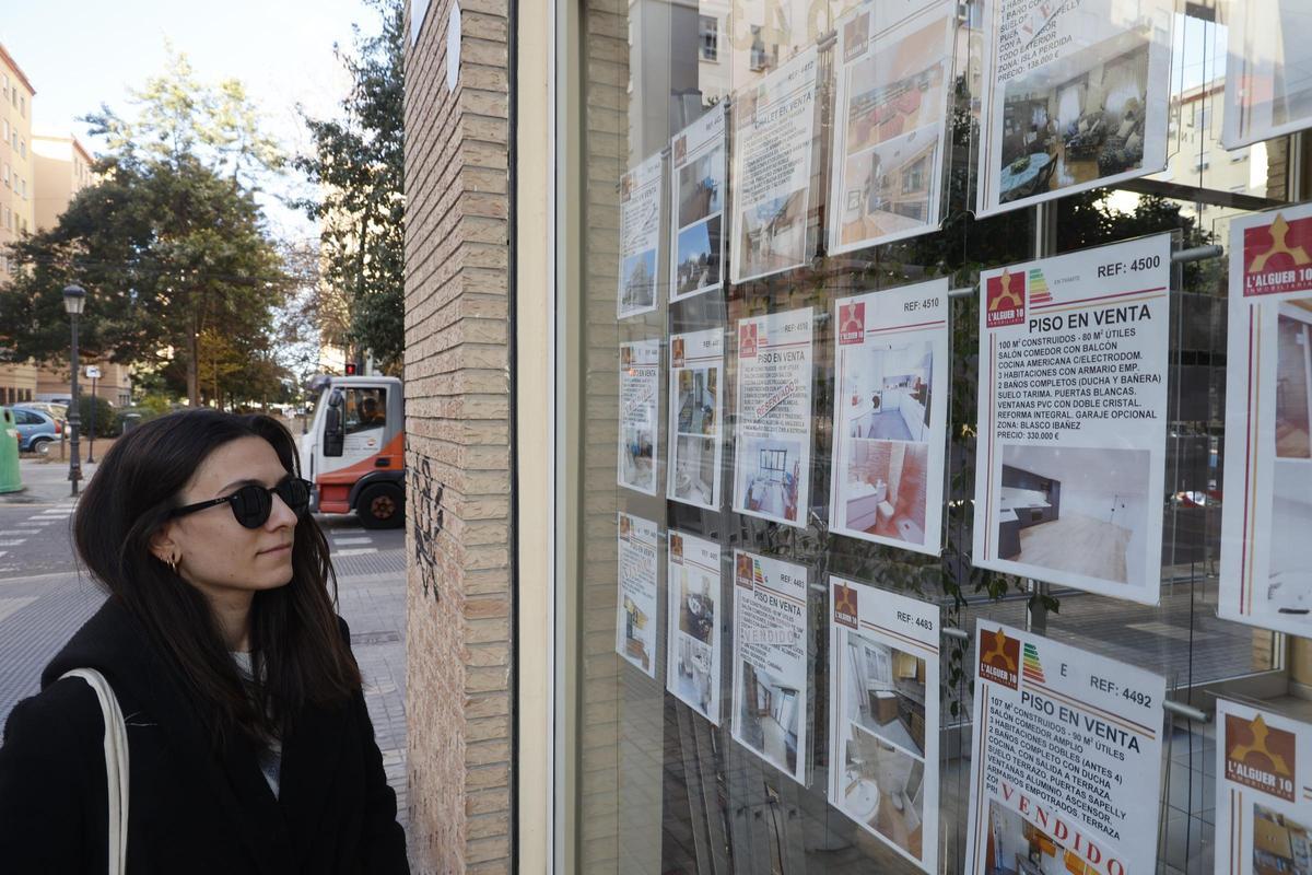 Una joven observa la oferta de una inmobiliaria de València.