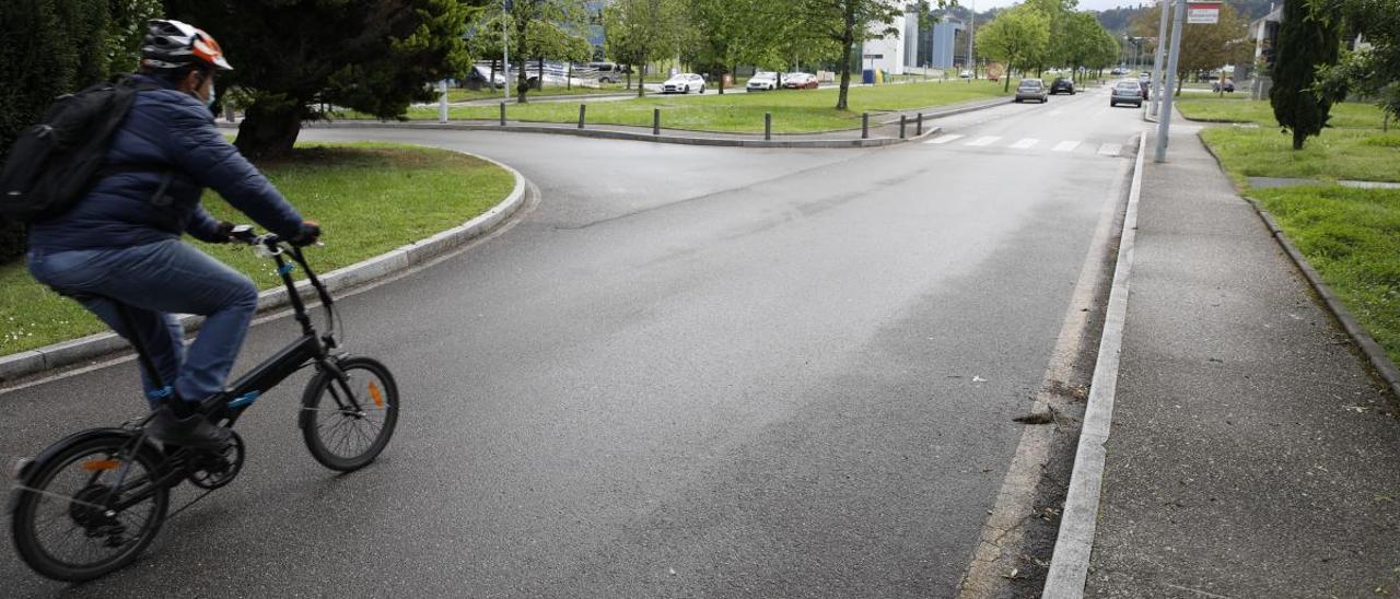 Un ciclista circulando por Gijón