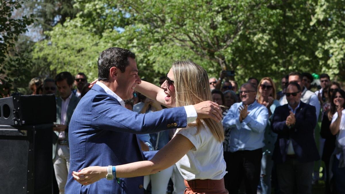 El presidente andaluz, Juanma Moreno, abraza a la presidenta de Extremadura, María Guardiola, en una imagen de 2023.