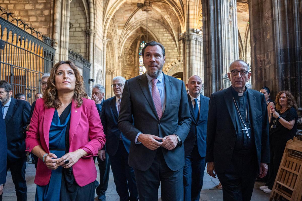 Vilagrà, Puente y Omella, durante la visita de este miércoles a la catedral de Barcelona