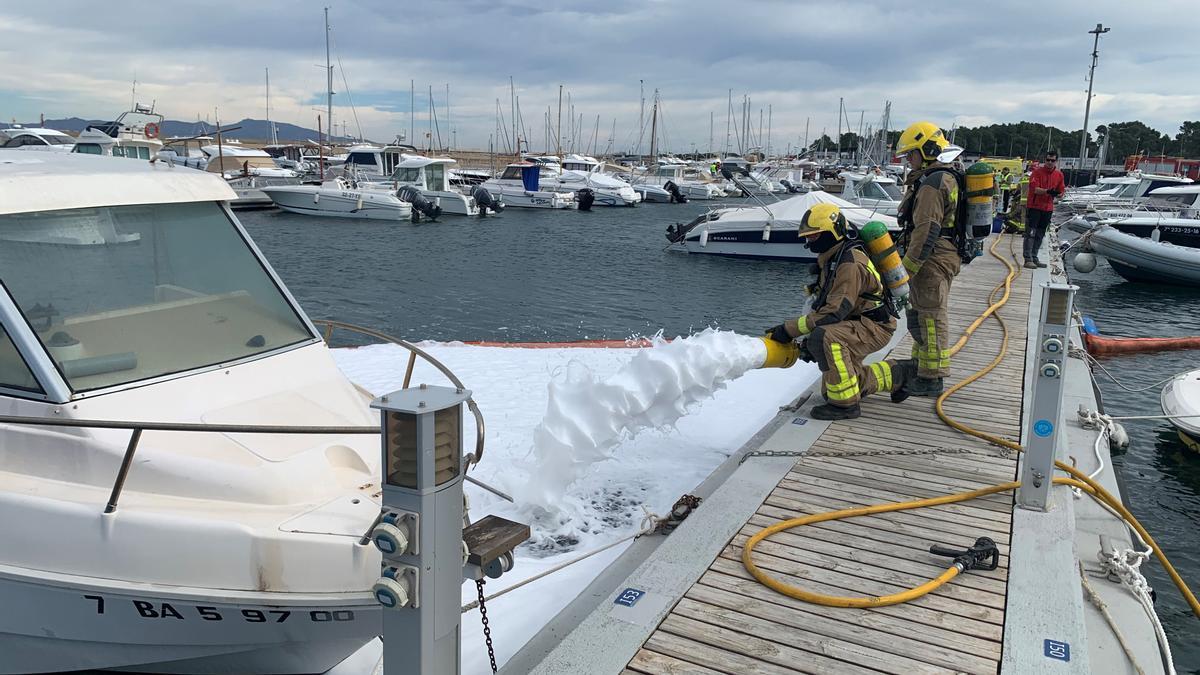 Simulacre d'incendi en una embarcació d'esbarjo al port de l'Escala.