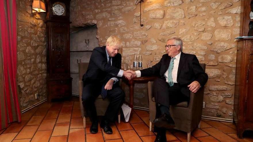 Johnson y Juncker se saludan en un restaurante de Luxemburgo. // Reuters