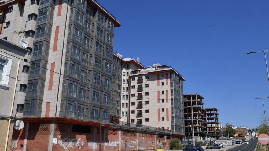 Bloque residencial de la Sareb en la avenida de Fisterra. | V. E.