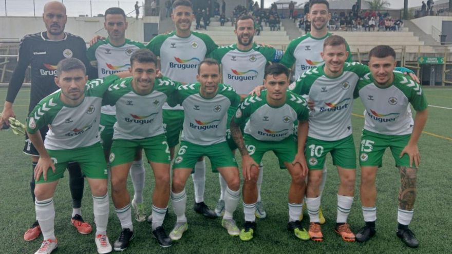 Formación inicial que presentó, ayer en el campo de Los Olivos, el Villa de Santa Brígida ante el Unión Puerto.