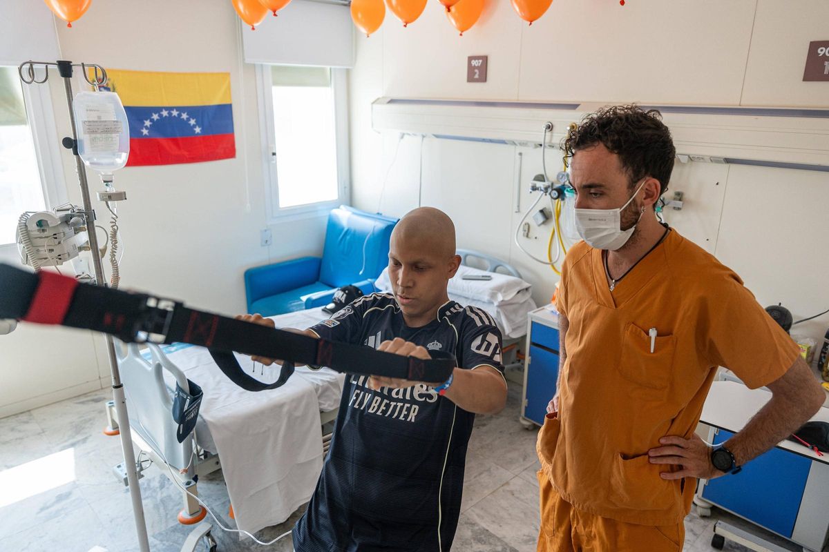 Çocukluk fizyoterapisi ve kanser | 17 yaşında ve Lloret, Hasta Vall D'Hebron Hastanesi'nin 'Vitamini': “Fizyom sayesinde tekrar futbol oynayabilirim”