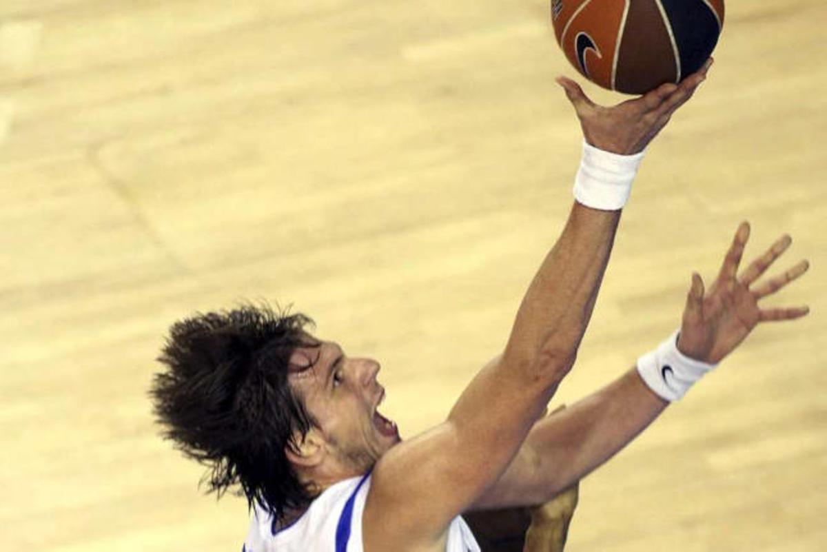 Stojic lanza a canasta en el partido ante el Bilbao Basket.